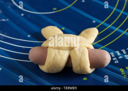 Kochen Brötchen in der Form von Kaninchen, Schritt für Schritt, den Teig um die Wurst verdreht ist, kulinarischen Idee für Kinder Stockfoto