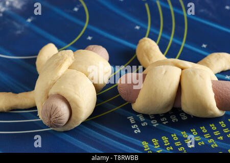 Kochen Brötchen in der Form von Kaninchen, Schritt für Schritt, den Teig um die Wurst verdreht ist, kulinarischen Idee für Kinder Stockfoto