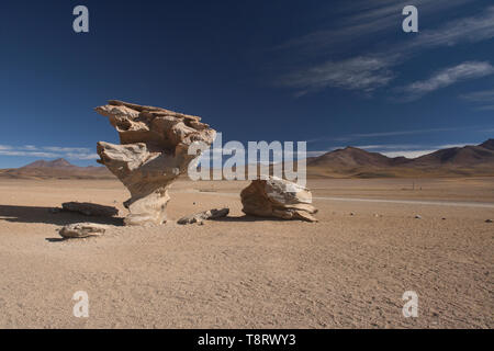 Der Arbol de Piedra" Baum aus Stein", Felsen in der Salar de Uyuni, Bolivien erodiert Stockfoto