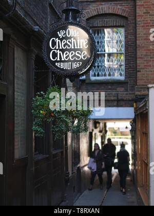 London/Großbritannien - 15. MAI 2019: Das Zeichen des Ye Olde Cheshire Cheese Public House. Stockfoto