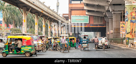 Delhi, Indien - Nov 9, 2018: Autos, Tuk Tuks und Fahrräder auf der Straße in New Delhi, Indien. Stockfoto