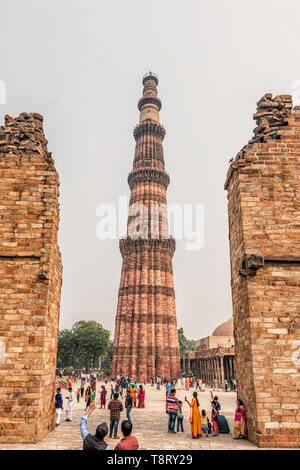 Delhi, Indien - 10.November 2018: Touristen, Qutub oder Qutab das höchste Minarett der Welt aus Ziegel, 73 Meter hoch. Es ist UNESCO-Er Stockfoto