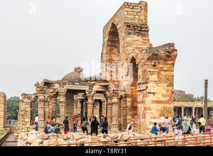 Delhi, Indien - 10.November 2018: Touristen, Qutub oder Qutab das höchste Minarett der Welt aus Ziegel, 73 Meter hoch. Es ist UNESCO-Er Stockfoto