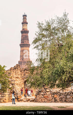 Delhi, Indien - 10.November 2018: Touristen, Qutub oder Qutab das höchste Minarett der Welt aus Ziegel, 73 Meter hoch. Es ist UNESCO-Er Stockfoto