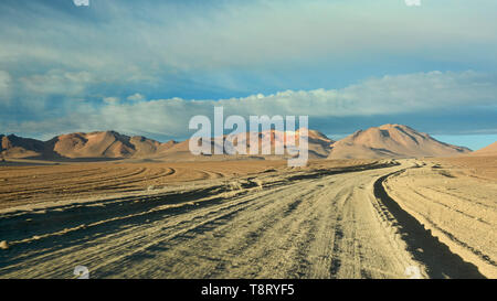 Fahren in Rainbow Bergen im Salvador Dali Tal, Salar de Uyuni, Bolivien Stockfoto