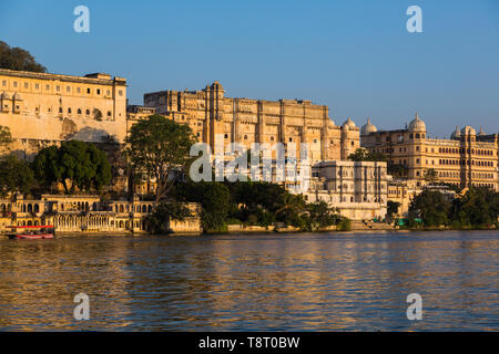 UDAIPUR, INDIEN - November 23, 2012: City Palace in Udaipur bei Sonnenuntergang Stadt Palast auf dem Pichola-see Stockfoto
