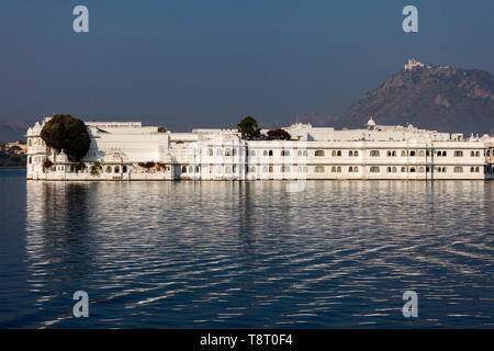 UDAIPUR, INDIEN - November 23, 2012: Jag-Niwas oder Lake Palace am Lake Pichola in der Stadt Udaipur Stockfoto