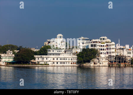 UDAIPUR, INDIEN - November 23, 2012: Udaipur ist die Weiße Stadt Indiens. Ghats in der Stadt Udaipur Stockfoto