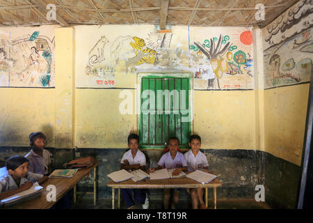 Bangladeshi Grundschüler in Ihrem Klassenzimmer. Narsingdi, Bangladesch Stockfoto