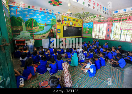 Bangladeshi Grundschüler in Ihrem Klassenzimmer. Narsingdi, Bangladesch Stockfoto