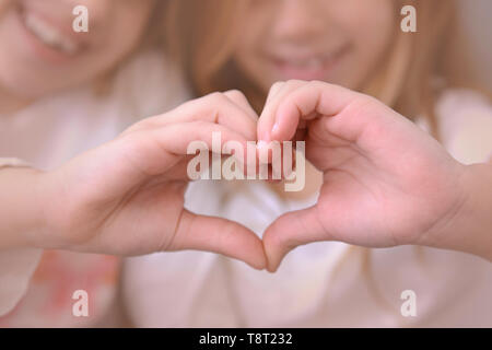 Studio Portrait von zwei besten Freunden Stockfoto