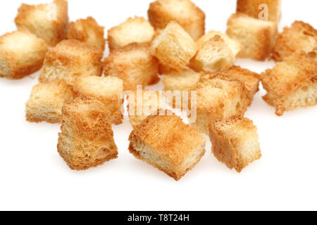Winzige Brotwürfel, Croutons auf weißem Hintergrund Stockfoto