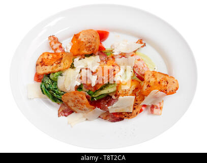 Kreative Caesar Salat in der Platte, isoliert auf weißem Stockfoto