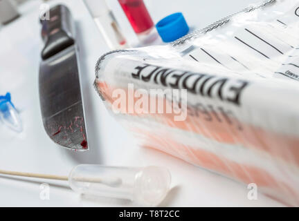 Messer mit Blut zusammen mit einem Nachweis Beutel im wissenschaftlichen Labor entdeckt, konzeptionelle Bild Stockfoto