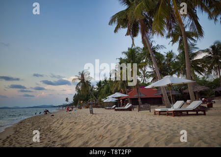 Phu Quoc, Vietnam - März 27, 2019: weiße Liegen mit Sonnenschirm an einem schönen Sandstrand Stockfoto