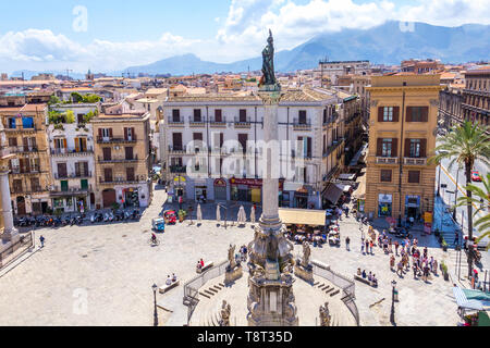 PALERMO, Sizilien, Italien - 10. MAI 2018: die Spalte der Unbefleckten (Colonna dell'Immacolata) auf dem Platz von San Domenico (Piazza San Domenico) Stockfoto