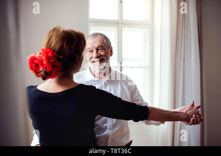 Gerne älteres Paar in Liebe an die Tanzstunde im Community Center. Stockfoto
