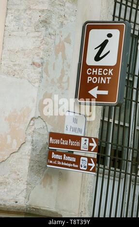 Touristische Hinweisschilder in der Stadt von Lucca in der Toskana Italien Europa EU 2018 Stockfoto