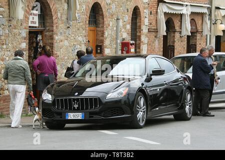 Maserati-Auto parkte auf einer Straße in der Bergstadt San Gimignano in der Toskana Italien Europa EU 2018 Stockfoto