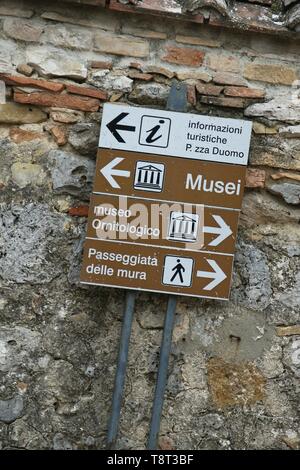 Touristische Reiseinformationen Schilder in der Stadt auf dem Hügel von San Gimignano in der Toskana Italien Europa EU 2018 Stockfoto