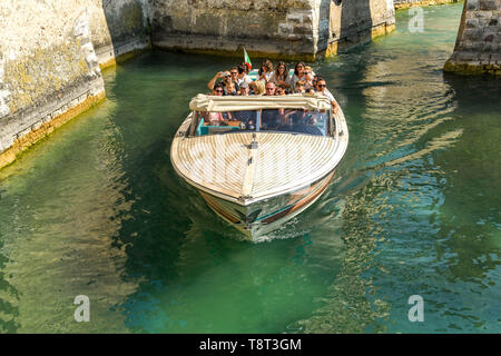 SIRMIONE, Gardasee, Italien - September 2018: Besucher nach Sirmione am Gardasee eine Reise rund um den Burggraben der Scaliger Burg in einen Motor starten, Stockfoto