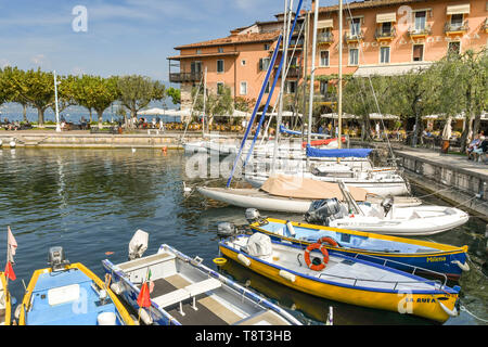 TORRI del Benaco, Gardasee, Italien - September 2018: Segelboote im malerischen Hafen in der Altstadt von Torri del Benaco am Gardasee. Stockfoto