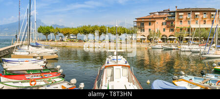 TORRI del Benaco, Gardasee, Italien - September 2018: Panoramablick auf Segelboote im Hafen in der Nähe von Torri del Benaco am Gardasee. Stockfoto