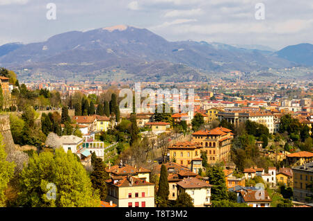 Landschaft Luftaufnahme der schönen Stadt Bergamo Alta in Norditalien, eine alte Stadt thront von Flatland umgeben Stockfoto