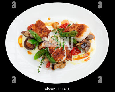 Fischfilet mit Champignons und Spargel isoliert auf Schwarz Stockfoto