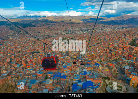 Das Stadtbild von La Paz, die Stadt und das neue Nahverkehrssystem mit Seilbahnen Teleferico genannt, die schneebedeckten Anden Berge im Rücken, Bolivien. Stockfoto