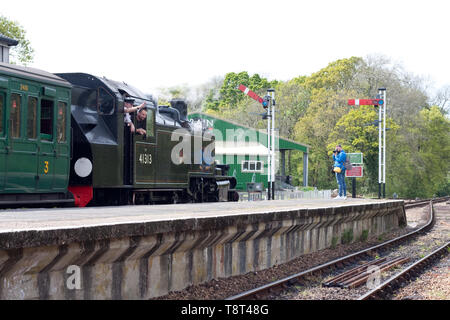 Ein Fotograf fängt Bild der Lokomotive 41313 auf der Isle of Wight Steam Railway Stockfoto