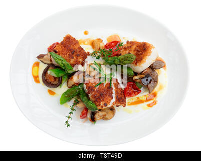 Fischfilet mit Champignons und Spargel, isoliert Stockfoto