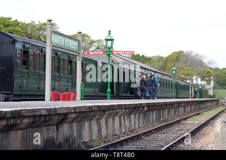 Kutschen pulIed von Lokomotive 41313 auf der Plattform in der Oase Street Station, die Teil der Isle of Wight Steam Railway Stockfoto