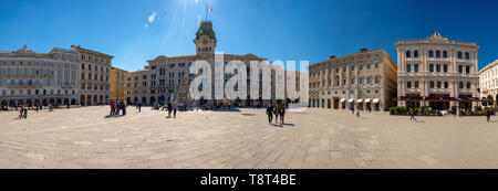 Trieste, Italien - 19 April, 2019: Big Square in Triest, Italien; Piazza Unita d'Italia an einem sonnigen Tag im frühen Frühling Tag mit großartiger Architektur buildin Stockfoto