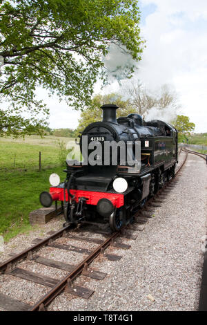 Lokomotive 41313, die auf der Isle of Wight Steam Railway Stockfoto