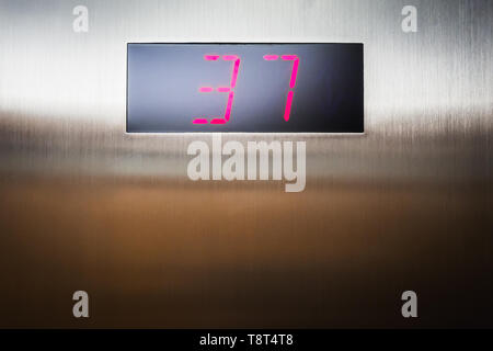 Ankunft auf der 37. Etage im Aufzug eines New Yorker Gebäude Stockfoto