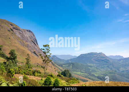 Horizontale Ansicht von Ana Mudi peak in Eravikulam Nationalpark in Munnar, Indien. Stockfoto