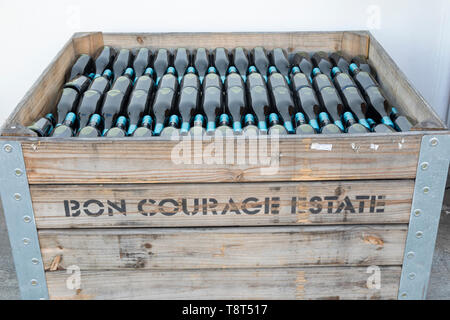 Kiste neu Flaschen Rotwein in nicht etikettierten Flaschen bei Bon Courage Weingut Keller, Robertson Valley, Western Cape Town, Südafrika Stockfoto