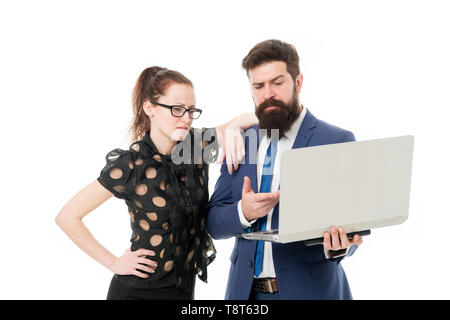 Business Beratung. Erfahrene Finanzexperte mit Laptop. Mann und Frau Consulting Business. B2B-Consulting. Marketing Team Konzept. Partnerschaft und Kooperation. Beratung und Förderung. Stockfoto