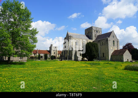 Das Krankenhaus der Hl. Kreuz in der Nähe von Winchester gesehen über das Wasser. Stockfoto