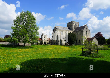Das Krankenhaus der Hl. Kreuz in der Nähe von Winchester gesehen über das Wasser. Stockfoto