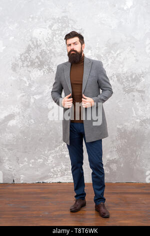 Trendy Mann mit Bart. Das moderne Leben. Männliche fashion model. Reifen Geschäftsmann. Lässigen Stil. Brutale bärtigen Hipster in Jeans tragen. Herbst Stil von trendigen Mann. trendy Mann im Herbst Mantel. Ehrgeizige Mann. Stockfoto