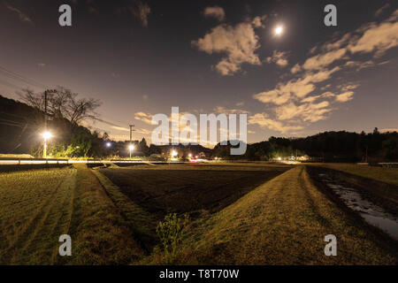 Hellen Mond glänzt im Nachthimmel über ländliche Reisfeldern in der Präfektur Kyoto Stockfoto