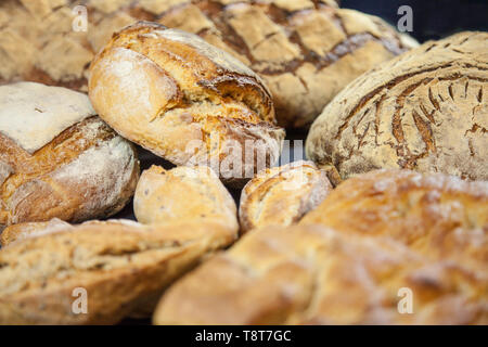 Verschiedene französische Brot, wie Baguette, petits Schmerzen und laibe von Sauerteig, namens Pain de Campagne, auf Anzeige auf einen Tisch. Diese Brote sind Symbol Stockfoto