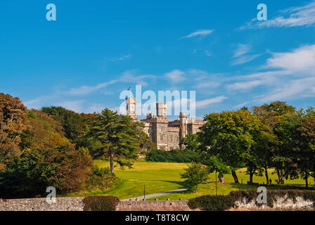 Lews Castle auf Immobilien Landschaft in Stornoway, Vereinigtes Königreich. Schloss mit grüne Gelände am blauen Himmel. Hotel im viktorianischen Stil, Architektur und Design. Sehenswürdigkeiten und Attraktionen. Sommer Urlaub und Fernweh. Stockfoto