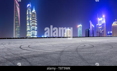 Asphalt Rennstrecke und moderne Skyline und Gebäude in Shanghai bei Nacht, Panoramaaussicht Stockfoto