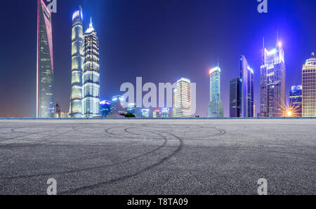 Asphalt Rennstrecke und moderne Skyline und Gebäude in Shanghai bei Nacht, Panoramaaussicht Stockfoto