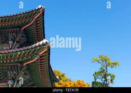 Detail der traditionellen koreanischen Dach und Traditionelle koreanische Gebäude mit bunten Blätter im Herbst Jahreszeit an Changdeokgung-palast Stockfoto