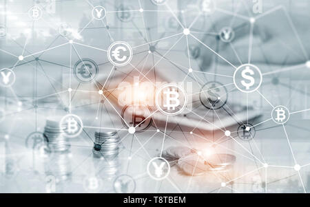 Bitcoin Euro Dollar Finanzen Web Geld Konzept. oins auf virtuellen Bildschirm Double Exposure. Stockfoto