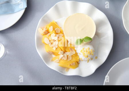 Käsekuchen mit Mango Stockfoto